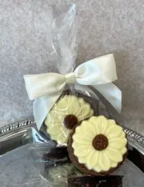 white and milk chocolate covered oreo cookie daisies
